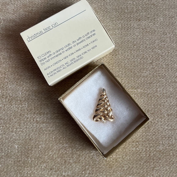 VINTAGE (1985) AVON CHRISTMAS TREE PIN - Picture 2 of 3